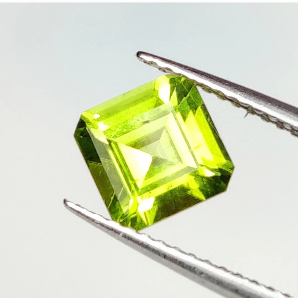 1.52 Ct Natural Green Peridot Square Octagon Cut - Picture 2 of 2